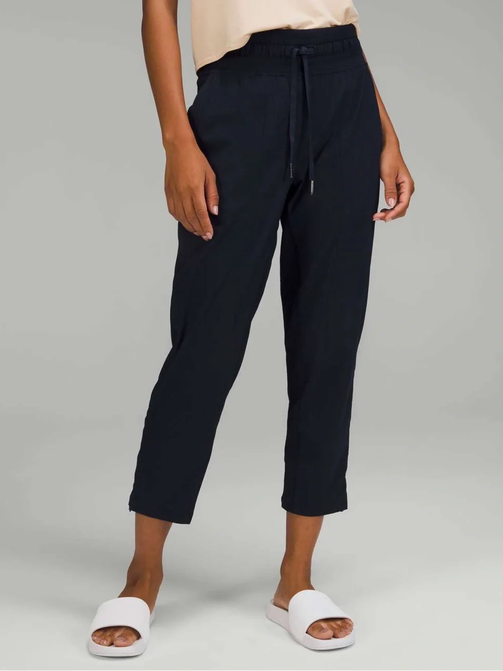 Lululemon Dance Studio Pants Mid-Rise 25” Crop Black casual Athleisure. Sk24